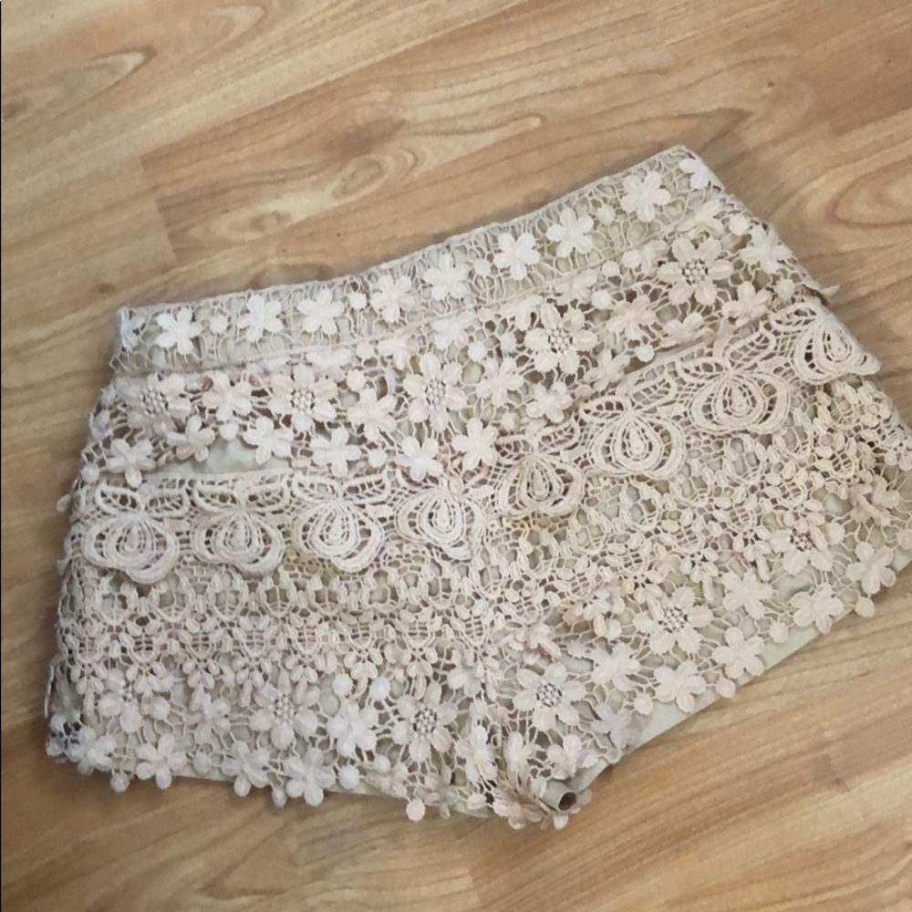 LOVELY ZARA LACE SHORTS - Picture 3 of 5